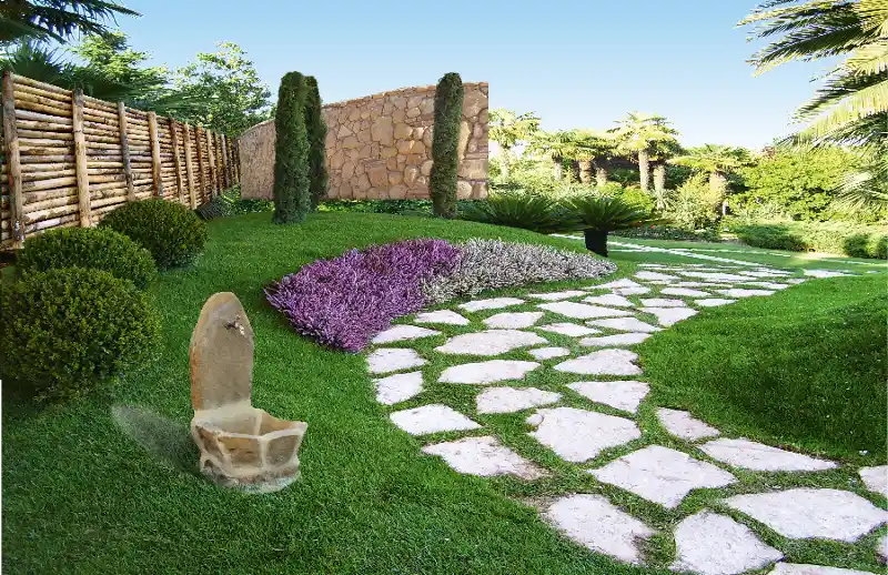 I camminamenti per il giardino possono essere realizzati con diversi materiali come la pietra, il cemento, i laterizi, piastrelle, plastica, ghiaia, legno
