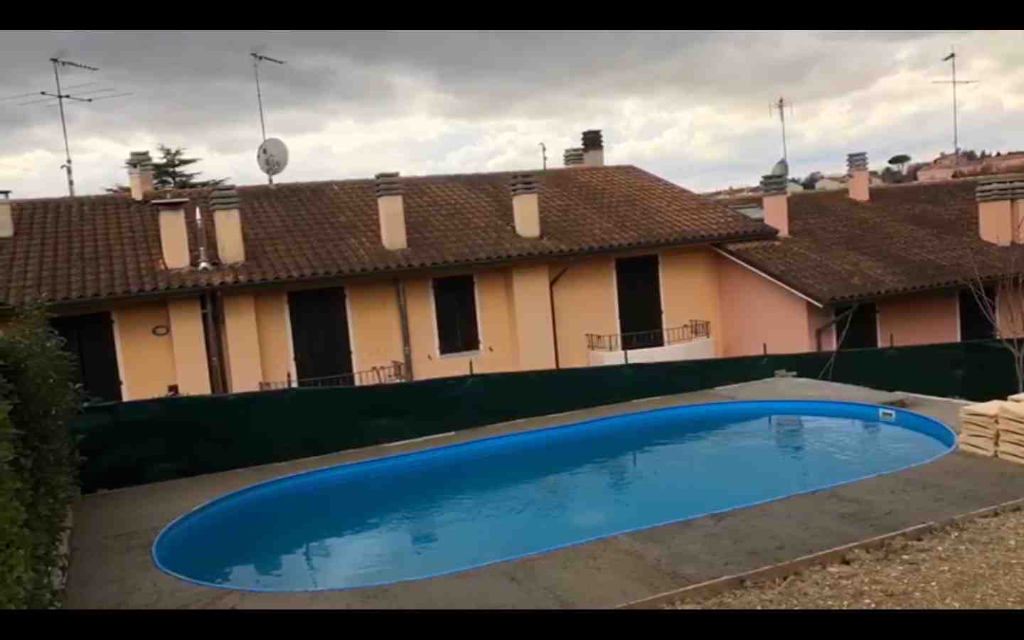 siamo a metà dell'opera a riguardo della costruzione della piscina a fratte rosa